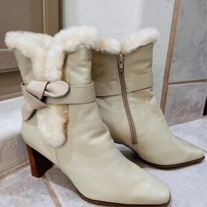 Elegant Cream Heeled Boots with Faux Fur and Bow